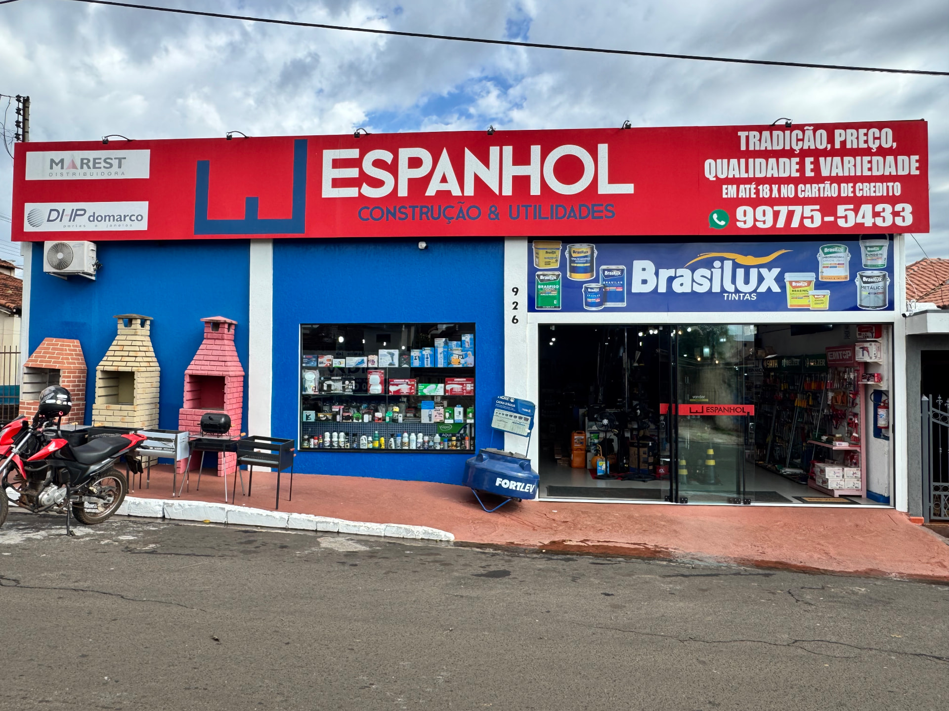 Fachada da loja Espanhol Construção & Utilidades em Tabapuã
